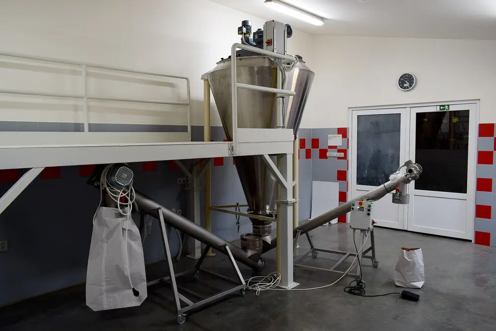 Conical screw mixer